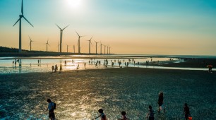 Surging Renewables Keep Global CO2 Flat As Economy Grows