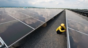 As Oil Jobs Dry Up, Workers Turn to Solar Sector